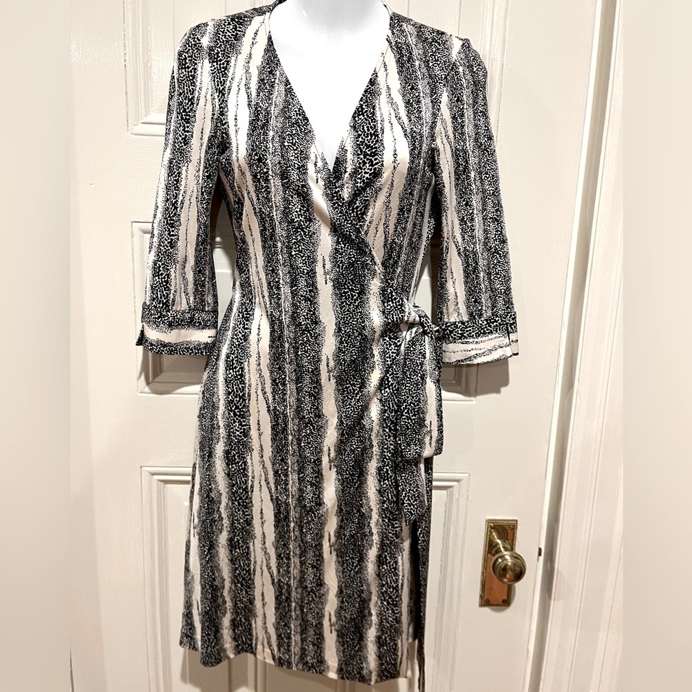 Perfect Winter Diane von furstenberg silk wrap dress sz small black and pearl